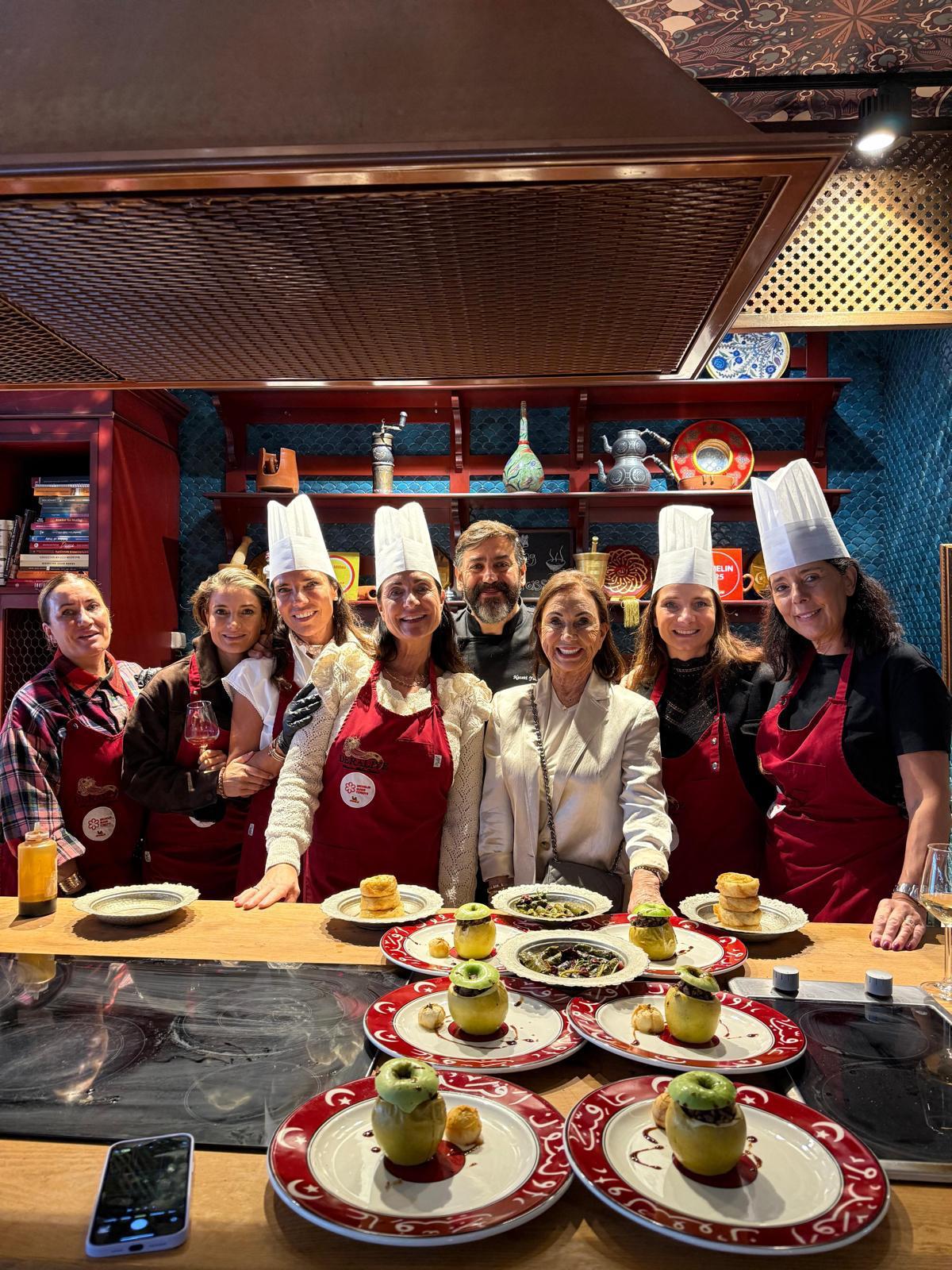 Private Topkapi Palace Tour and Ottoman Cooking Class at Deraliye Restaurant